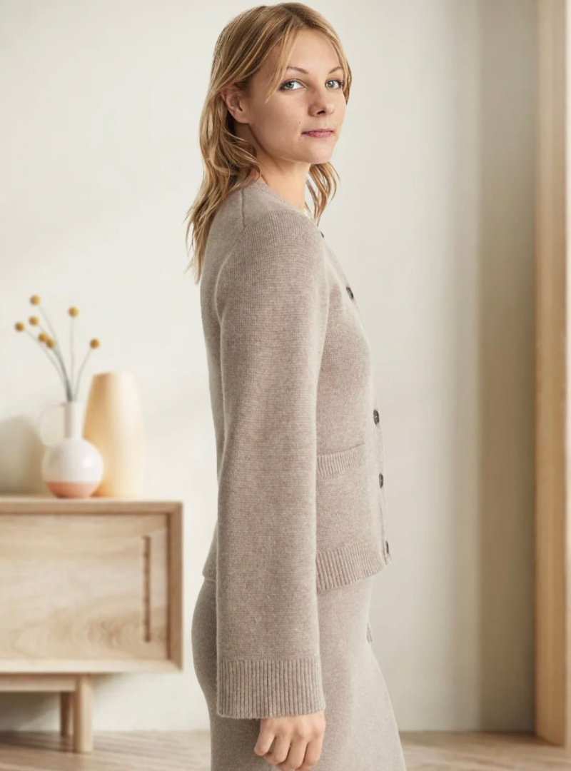 ÉLISÉ – Weicher Knopf-Cardigan für Eleganz im Alltag