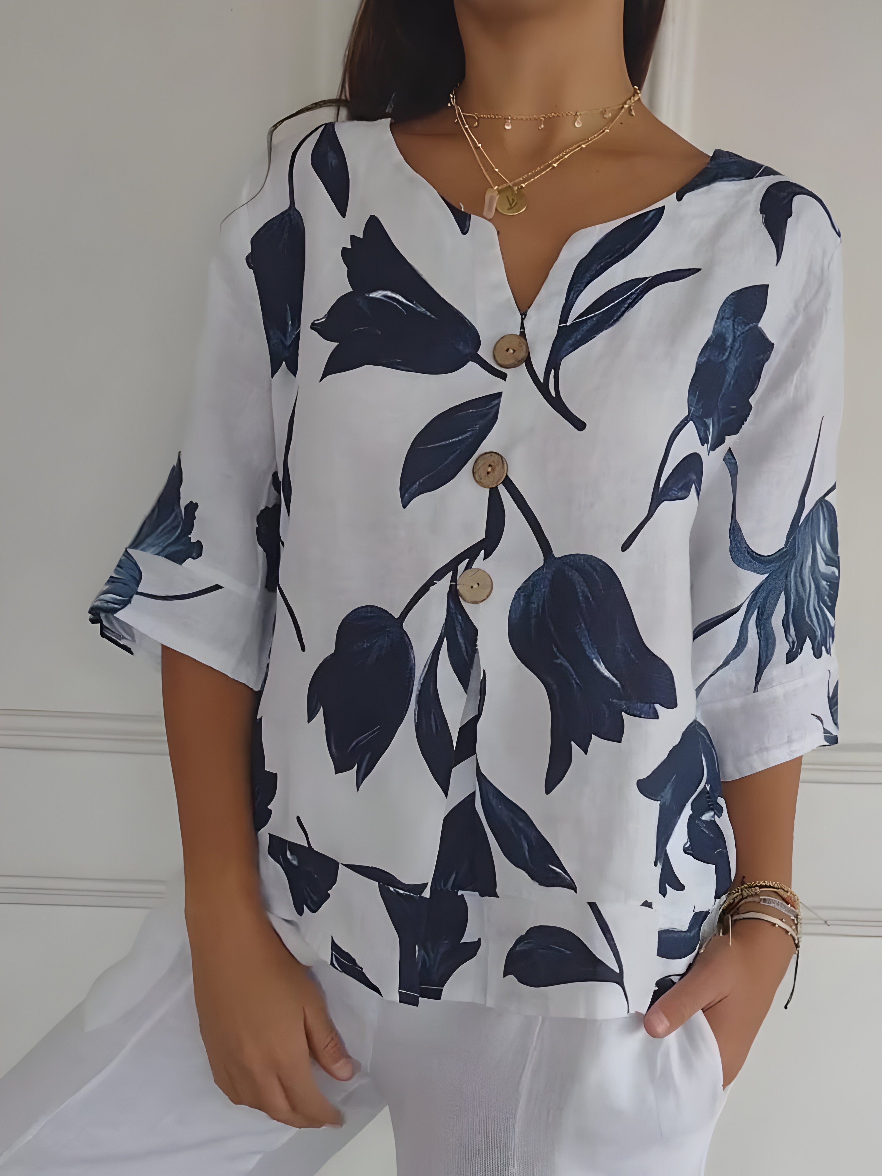 Isalie – Die Luftige V-Ausschnitt Bluse